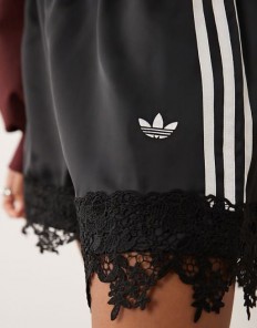לצפייה במוצר מכנסי אדידס (Adidas Originals) קצרים מסאטן בשילוב תחרה – שחור – קולקציית נשים